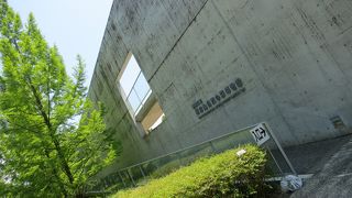 安藤忠雄氏設計の建物も見所