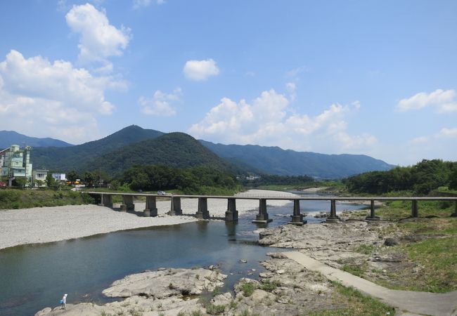 横倉山を望む沈下橋