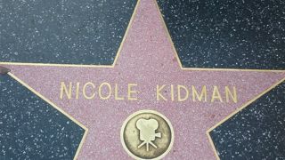 いろんな有名人がたくさん足元に