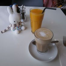 オレンジジュースとカフェラテです。