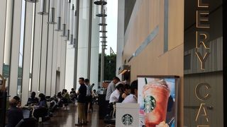 天井が高いスターバックス