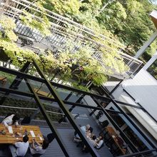 バックヤードにも座席があります