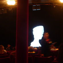 劇場の中、幕間