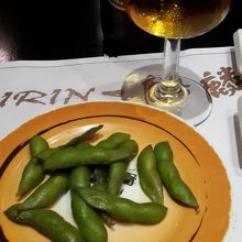 ビールに枝豆で飲み屋気分。