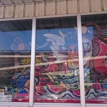 市場脇には、青森ねぶた展示