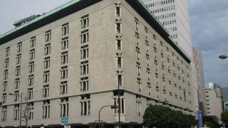 皇居のお堀に面した日生劇場は、有名な劇場です。