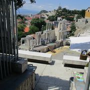 プロヴディフの市街と遠くにロドビ山脈を望める高台にあるローマ時代の劇場跡ですが、現在もコンサートなどに利用されています。