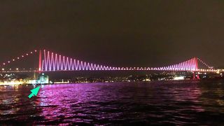 橋のたもとのモスク