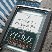 大きな看板が目印です