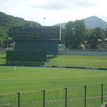 晴れた日の屋外球場での野球観戦はやはり最高。でも暑かった…。