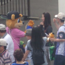 ファンに愛嬌をふりまくカビーの様子