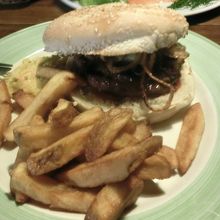 ボリュームたっぷり、焼きも上出来、ハンバーガー