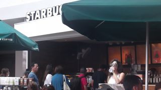 意外にも、航空会社のチェックカウンター手前の施設には、レストラン・ショップがありません。