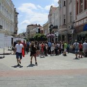 プロヴディフの新市街のメインストリートで、賑やかな歩行者天国になっています。