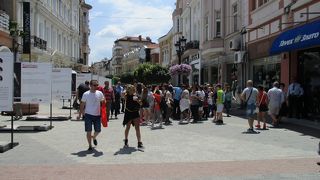 プロヴディフの新市街のメインストリートで、賑やかな歩行者天国になっています。