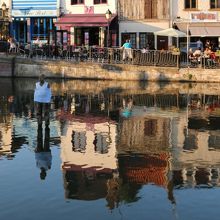 運河の中に佇む人の像