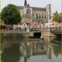 運河越しに見る大聖堂