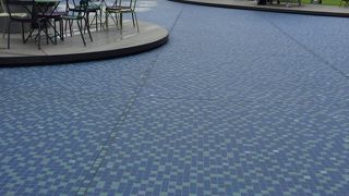 【食と緑の空中庭園】デパート屋上が快適な屋外フードコートに