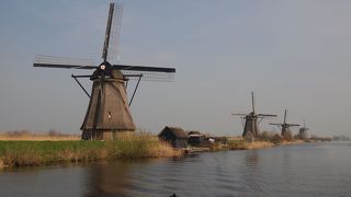 ロッテルダム郊外の風車群　Kinderdijk