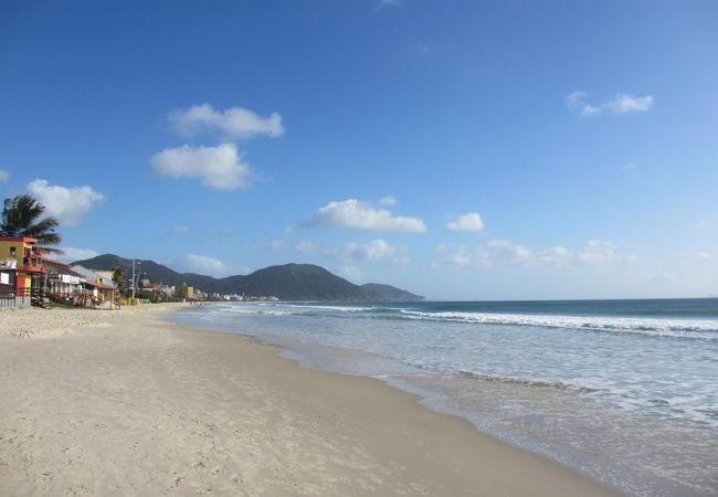 静かで潮騒の音が楽しめる美しい海岸