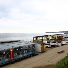 海の家は焼きハマグリが名物です