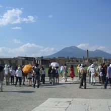 昼過ぎには観光客でいっぱい。