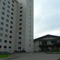 右側に駐車場。