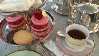 かわいい食器で優雅なアフタヌーンティーを♪