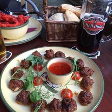 チリソースを付けて食べる珍しいミートボール。