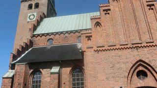 ヘルシンオアの中心に塔がそそり立つ街のシンボル