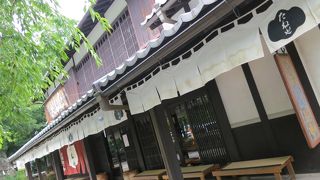 囲炉裏のある町屋造りの店内でお食事が出来ます