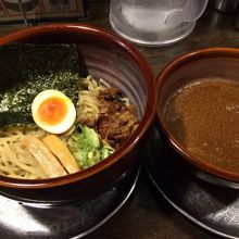 鶏肉がトッピングされています