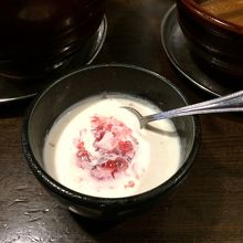 サービスの一品は杏仁豆腐にしました。美味しかったです。