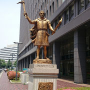 プロメテウス像は日本石油が昭和63年に創立百周年を迎えた記念の像です