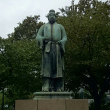 高さは4mくらいある大きな銅像です。