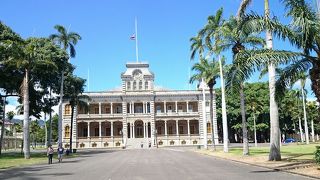 カメハメハ大王像の正面に建つ宮殿