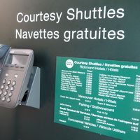 バンクーバー空港には各ホテルに通じる電話があります