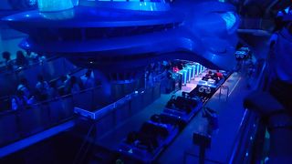 屋外のジェットコースターには無い　「音の反響効果」