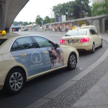 テーゲル空港で客待ちするタクシー