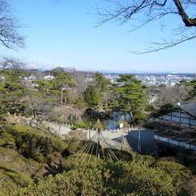 本丸御殿跡の池越しにＪＲ秋田駅方面を望む！