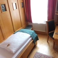 ベッドは必要最低限の大きさ