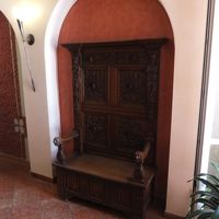 エレベータホールのアンテーク家具