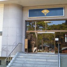 資料館正面入り口！佐竹家の家紋が・・・