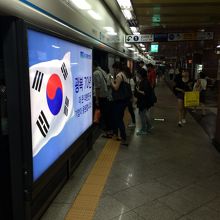 駅はホームドアと壁で囲われています