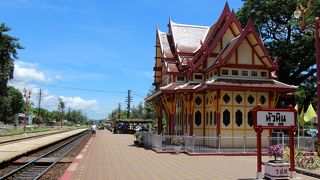 豪華でレトロな駅舎