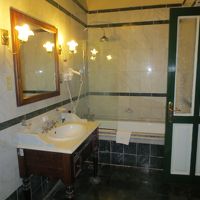 洗面とバス。とても溜められるような勢いで湯は出ません。