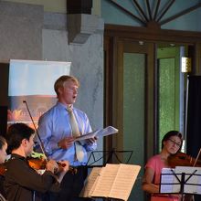 頂上の建物で行われていたミニコンサート