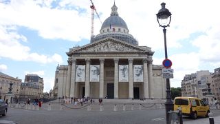 フランス著名人たちのお墓があり、壁画も豪華。広々してます