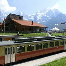 途中のWinteregg駅ですれ違い待ちの間に…