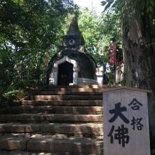 小高い盛り土の上に鎮座している